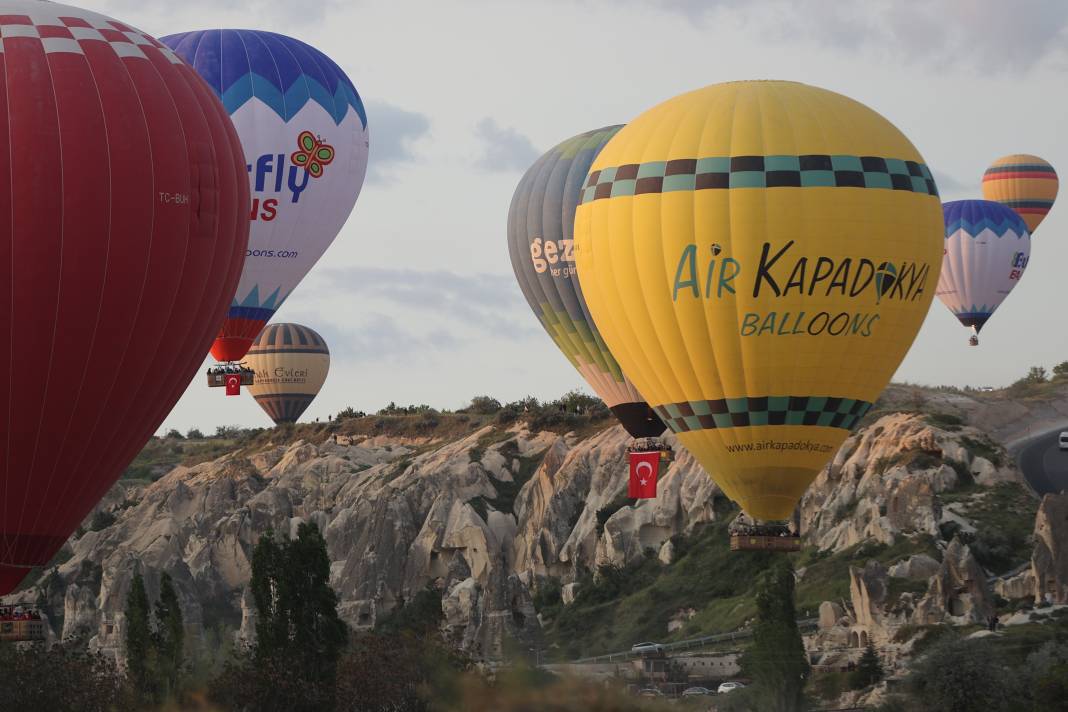 Kapadokya'da balonlar 19 Mayıs için havalandı! İşte muhteşem görüntüler 4
