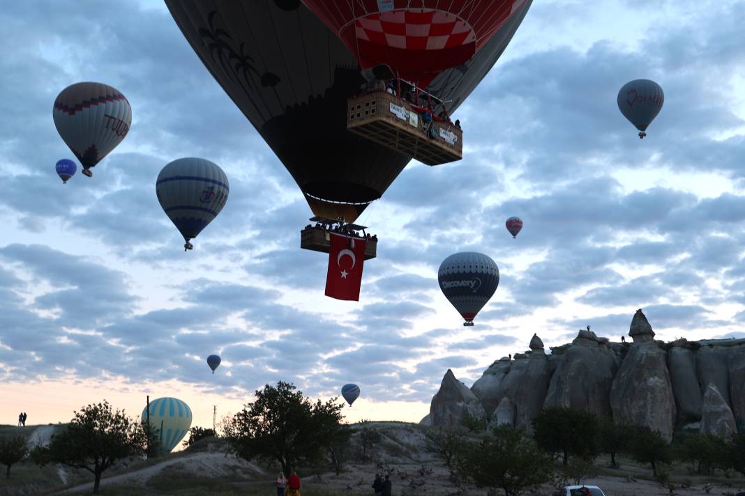 Kapadokya'da balonlar 19 Mayıs için havalandı! İşte muhteşem görüntüler 3