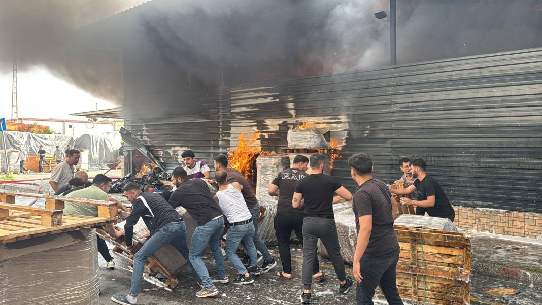 Mersin'de fabrika yangını! Ekipler olay yerinde 7