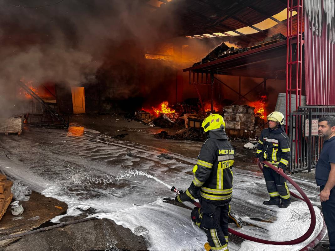 Mersin'de fabrika yangını! Ekipler olay yerinde 5