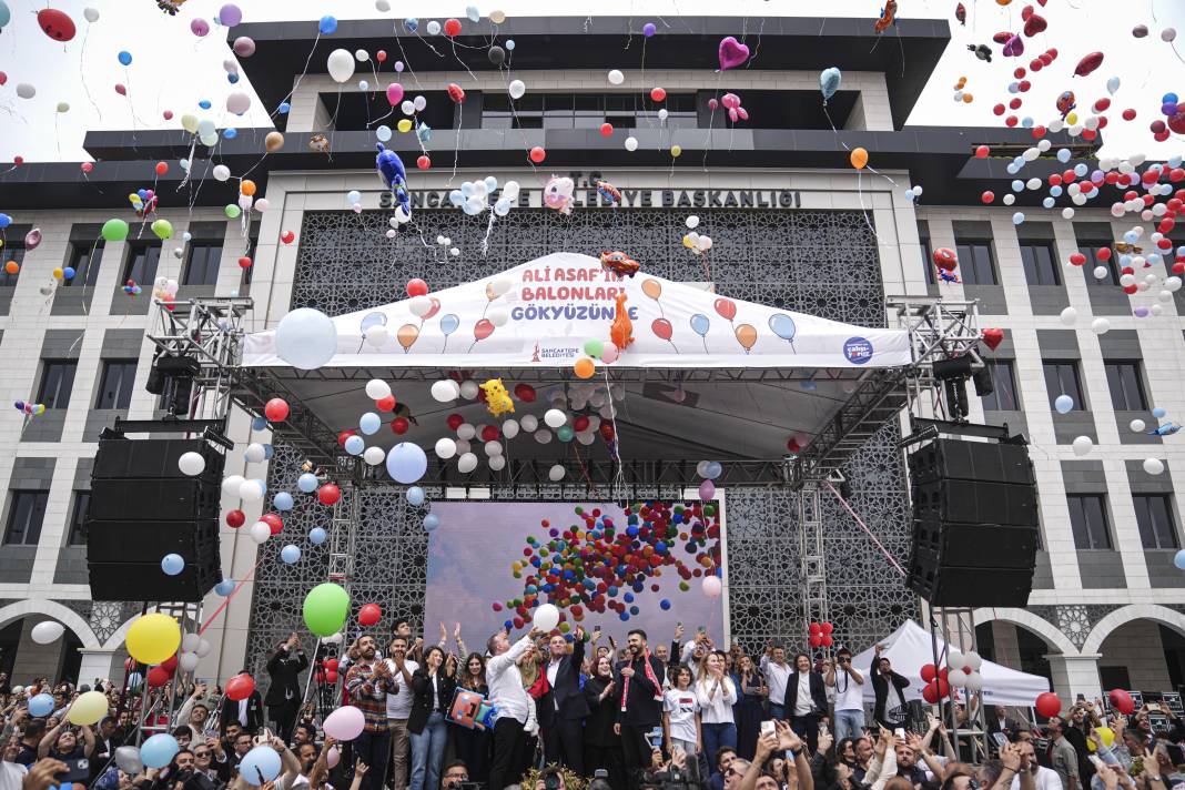 Meydan doldu taştı: İstanbul Ali Asaf için balonları gökyüzüne bıraktı 3