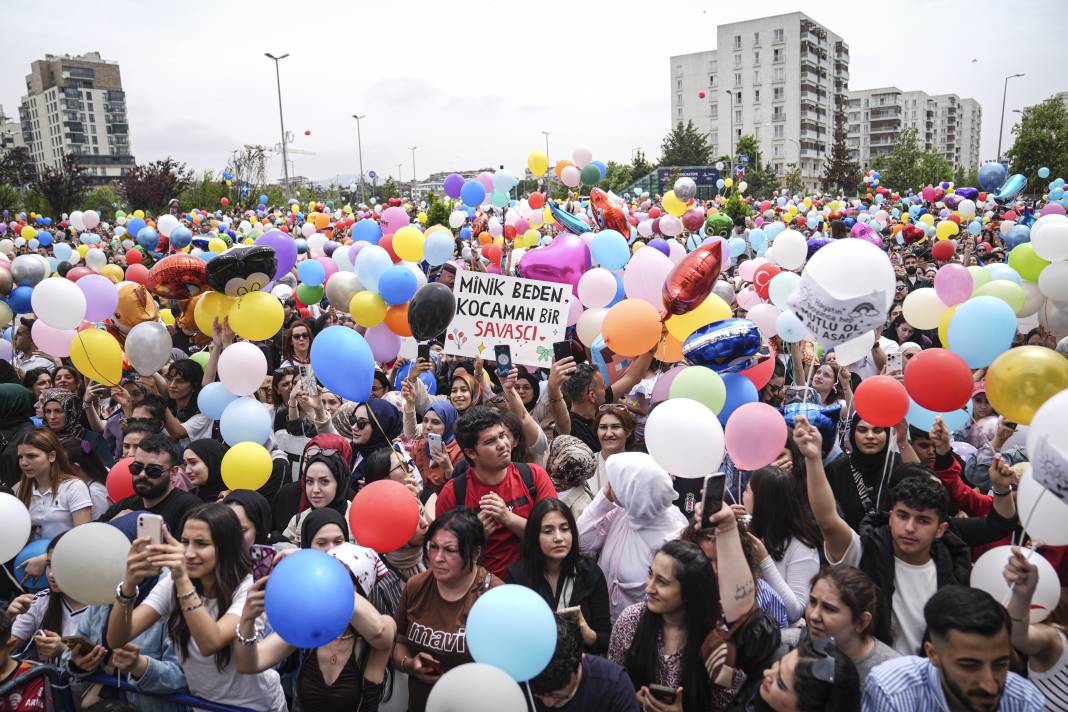 Meydan doldu taştı: İstanbul Ali Asaf için balonları gökyüzüne bıraktı 1