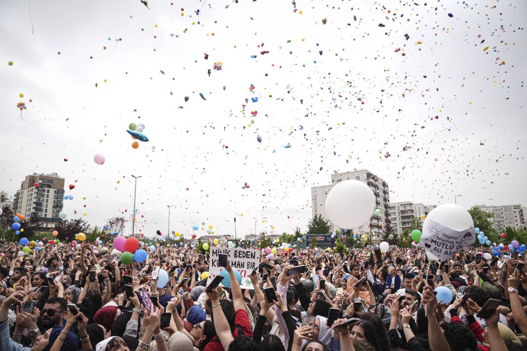Meydan doldu taştı: İstanbul Ali Asaf için balonları gökyüzüne bıraktı 6
