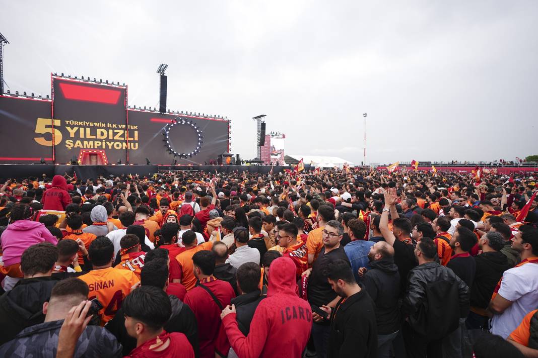 İstanbul ayakta: Galatasaray, 25. şampiyonluğunu kutladı 2