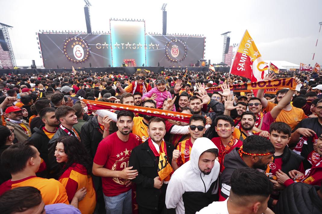 İstanbul ayakta: Galatasaray, 25. şampiyonluğunu kutladı 1