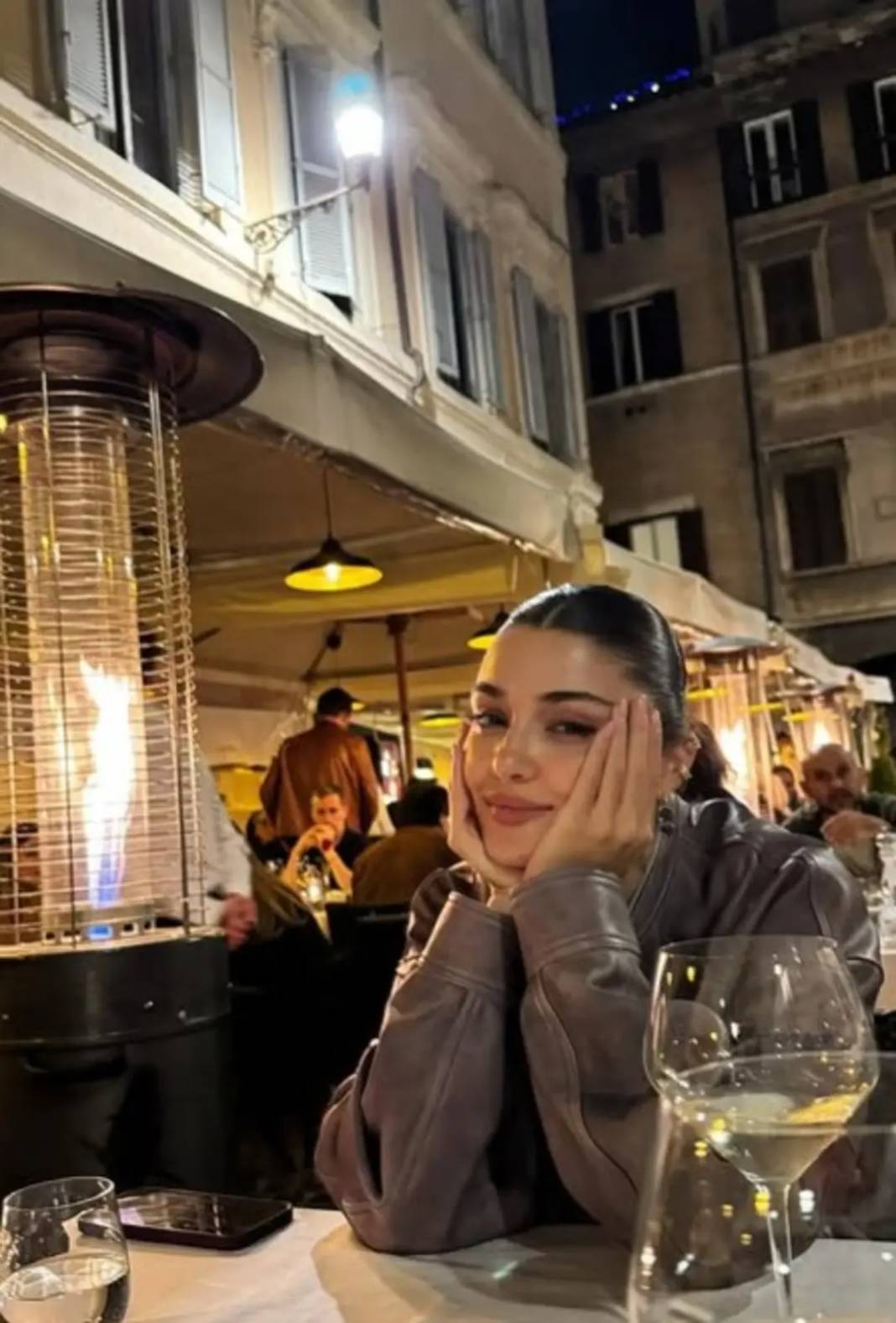 Roma-Paris treninde aşka geldiler! Hakan Sabancı ve Hande Erçel'den 'mutluyuz' pozu! 4
