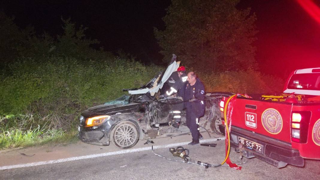 Lüks otomobiller çarpıştı, 3 kişi can verdi! Alkollü sürücü bakın nereye saklandı 3