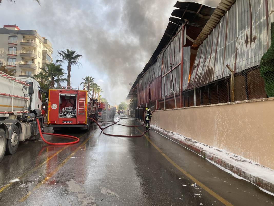 Mersin'de fabrika yangını! Ekipler olay yerinde 2