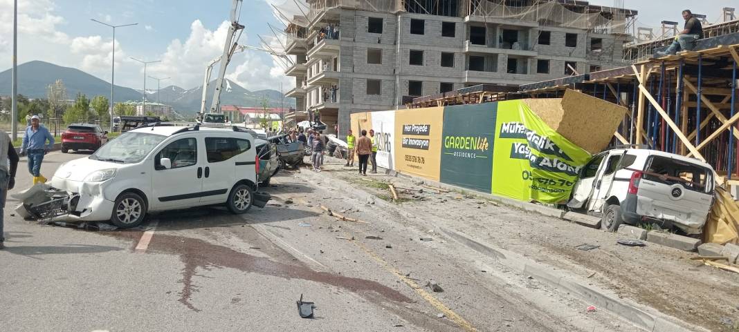Beton mikseri faciası: Onlarca aracı biçti 1