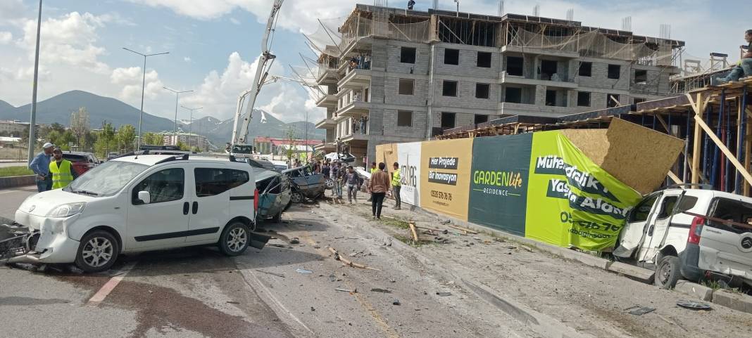 Beton mikseri faciası: Onlarca aracı biçti 2
