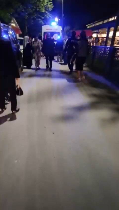 En mutlu günü zehir oldu! Dev disko topu gelin ve 2 davetlinin üstüne düştü 7
