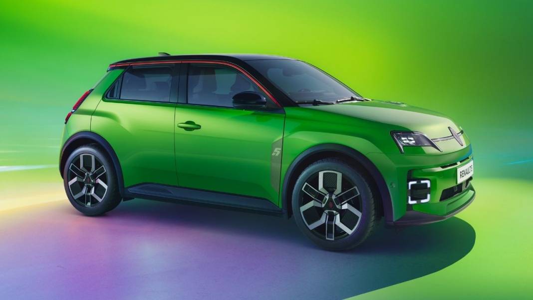 RENAULT 5 PATLADI: Şehri ele geçiriyor! Resmen geri döndü 1