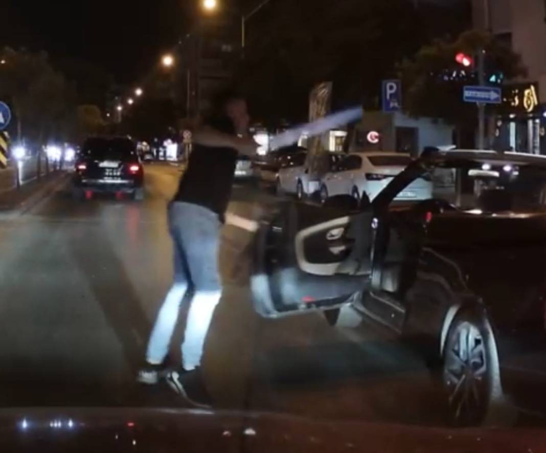 Görüntüler korku filmi gibi! Kılıfından çıkardığı döner bıçağını trafikte böyle salladı 3