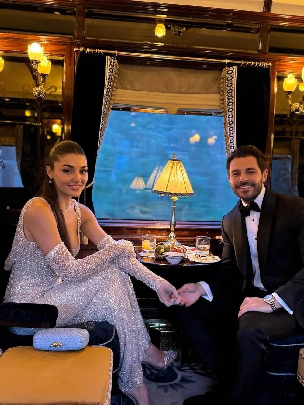 Roma-Paris treninde aşka geldiler! Hakan Sabancı ve Hande Erçel'den 'mutluyuz' pozu! 3