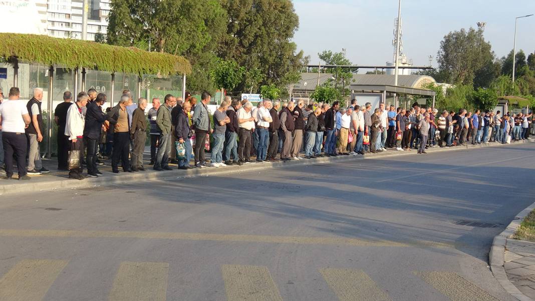 23 bin işçi greve gitti! Ulaşımda büyük kaos yaşanıyor: Otobüs durakları hınca hınç doldu 1
