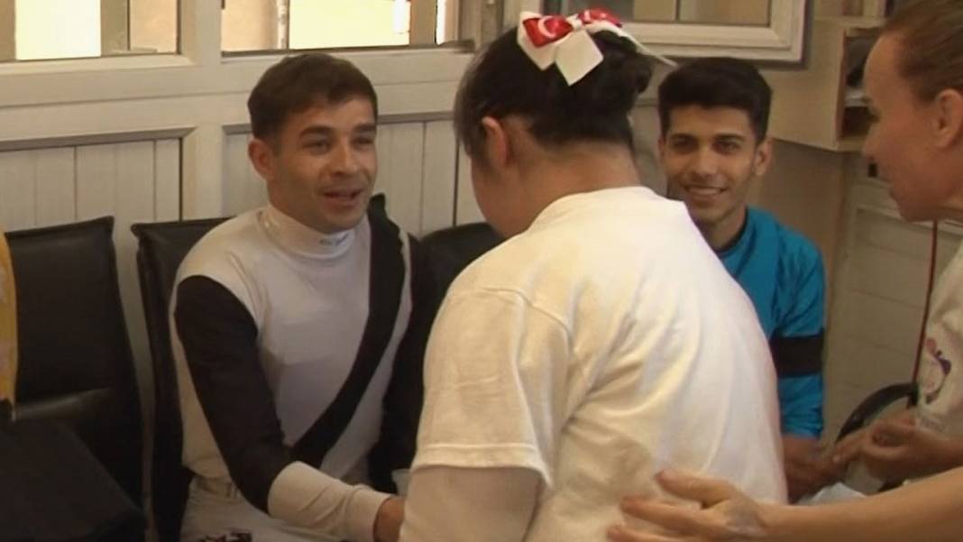 Attan düşen jokey yaşam savaşı veriyor: Beyin kanaması geçirdi, yoğun bakıma alındı 4