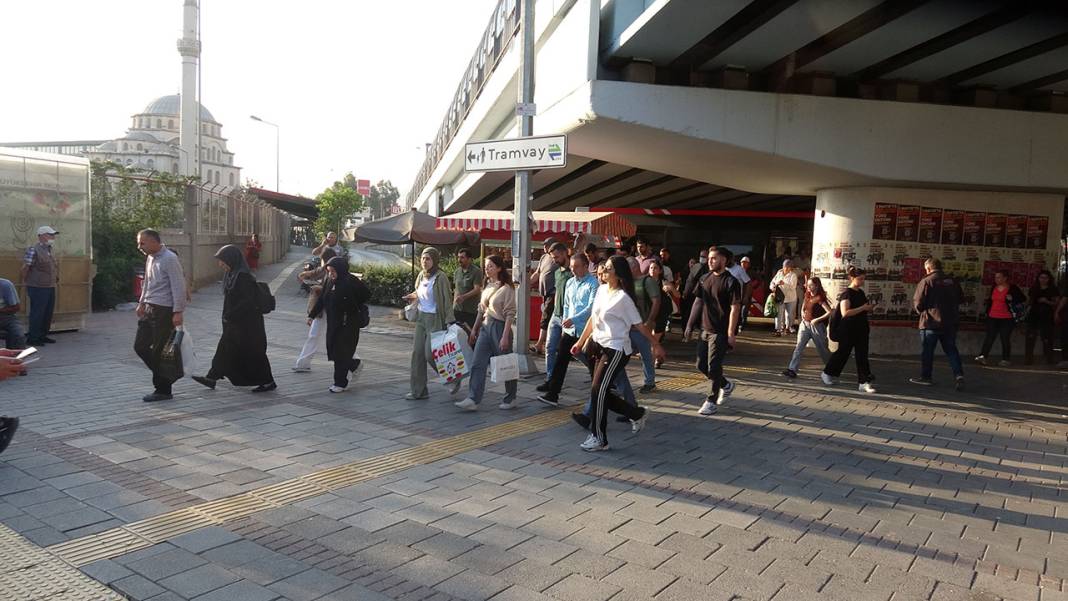 23 bin işçi greve gitti! Ulaşımda büyük kaos yaşanıyor: Otobüs durakları hınca hınç doldu 3