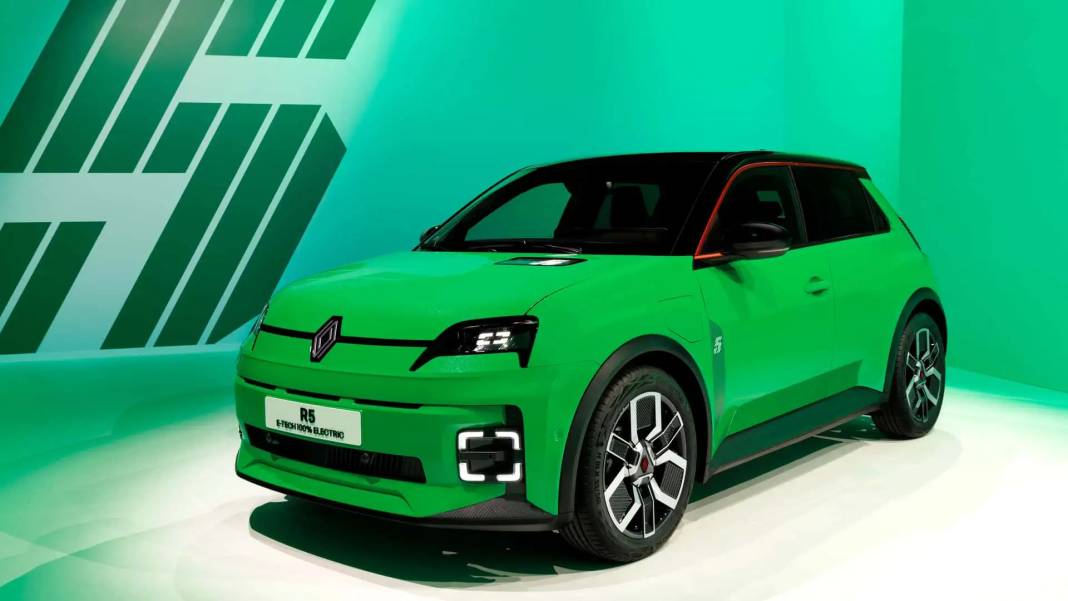 RENAULT 5 PATLADI: Şehri ele geçiriyor! Resmen geri döndü 2