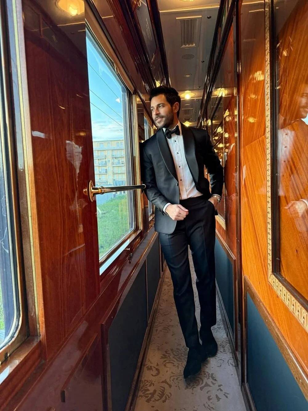 Roma-Paris treninde aşka geldiler! Hakan Sabancı ve Hande Erçel'den 'mutluyuz' pozu! 1