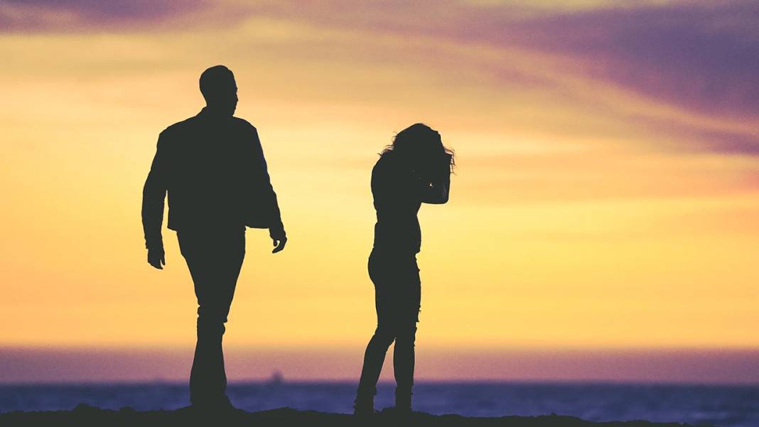 HAMİLE KADIN KOCASINI ANNESİYLE YATAKTA BASTI: Meğer 22 yıldır beraberlermiş! 2