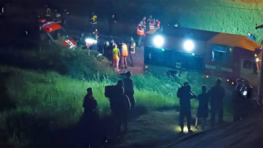 Köprü tren yolunun üzerine çöktü! Büyük facia yaşandı: 7 kişi öldü en az 69 kişi yaralandı 2