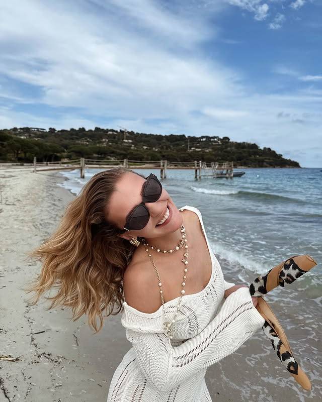 Melisa Döngel’in tatil pozu sosyal medyayı salladı! Dekolteli elbisesi görenleri büyüledi 8