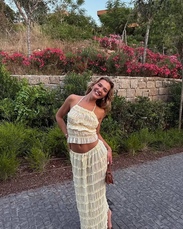 Melisa Döngel’in tatil pozu sosyal medyayı salladı! Dekolteli elbisesi görenleri büyüledi 4