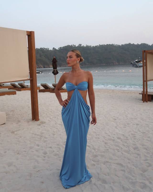 Melisa Döngel’in tatil pozu sosyal medyayı salladı! Dekolteli elbisesi görenleri büyüledi 19