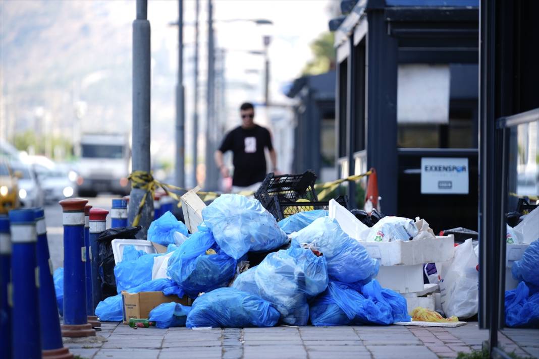 İzmir'de 23 bin belediye işçisinin grevi 4. gününde: Temizlik ve ulaşım hizmetlerinde kaos 7