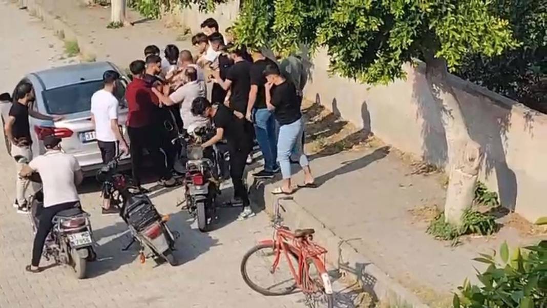 Bayram günü meydan savaşı! İki grubun sözlü tartışması şiddetli kavgaya döndü 2