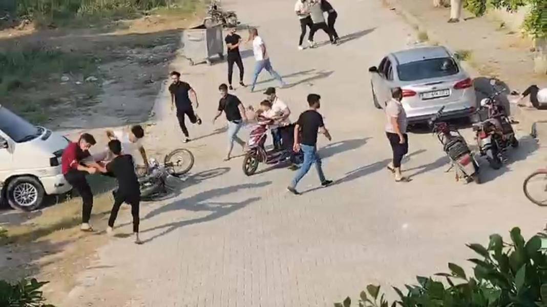 Bayram günü meydan savaşı! İki grubun sözlü tartışması şiddetli kavgaya döndü 1