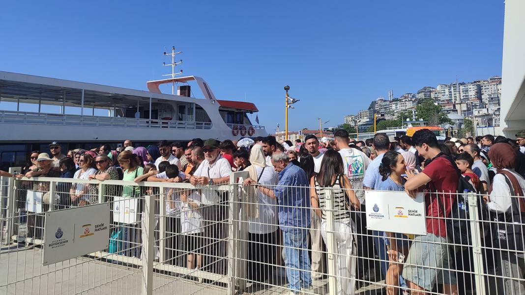 Bayramın son günü iskelelerde izdiham! Adalar doldu taştı, İstanbul'da kalan da giden de pişman 1