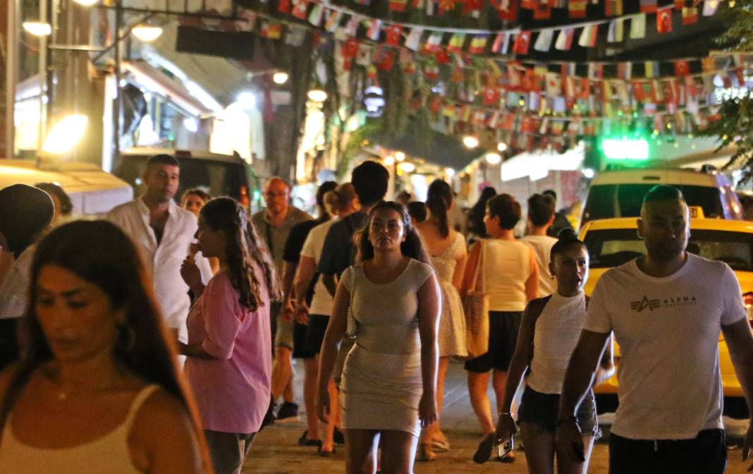 Gündüz 82 akşam 10 bin nüfuslu mahalle! Adım atılacak yer kalmıyor 2