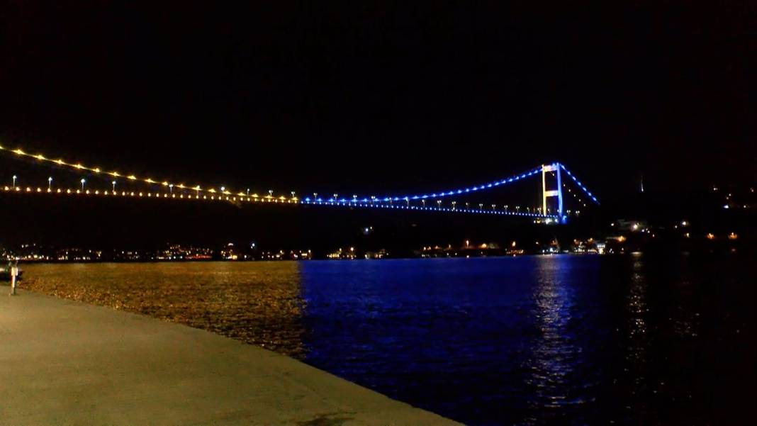 İstanbul Boğazı'ndaki köprüler Sarı Lacivert oldu: Şampiyon Fenerbahçe'ye jest 1