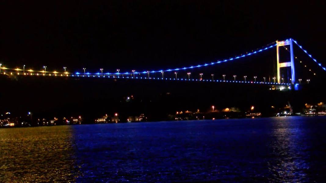 İstanbul Boğazı'ndaki köprüler Sarı Lacivert oldu: Şampiyon Fenerbahçe'ye jest 2