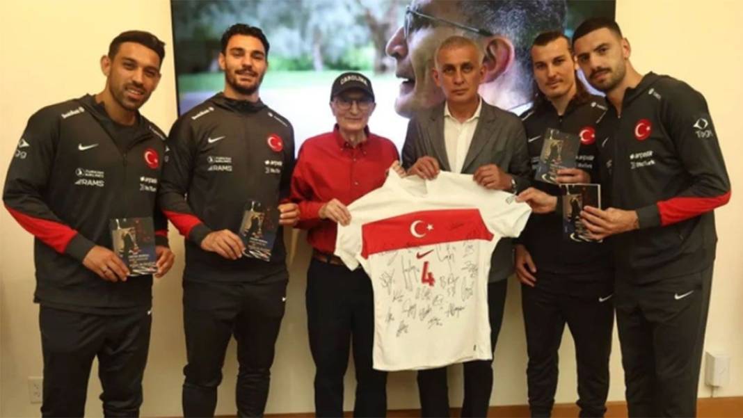 Milli futbolcular ve TFF Başkanı Hacıosmanoğlu Nobel ödüllü Aziz Sancar'ı ziyaret etti 1