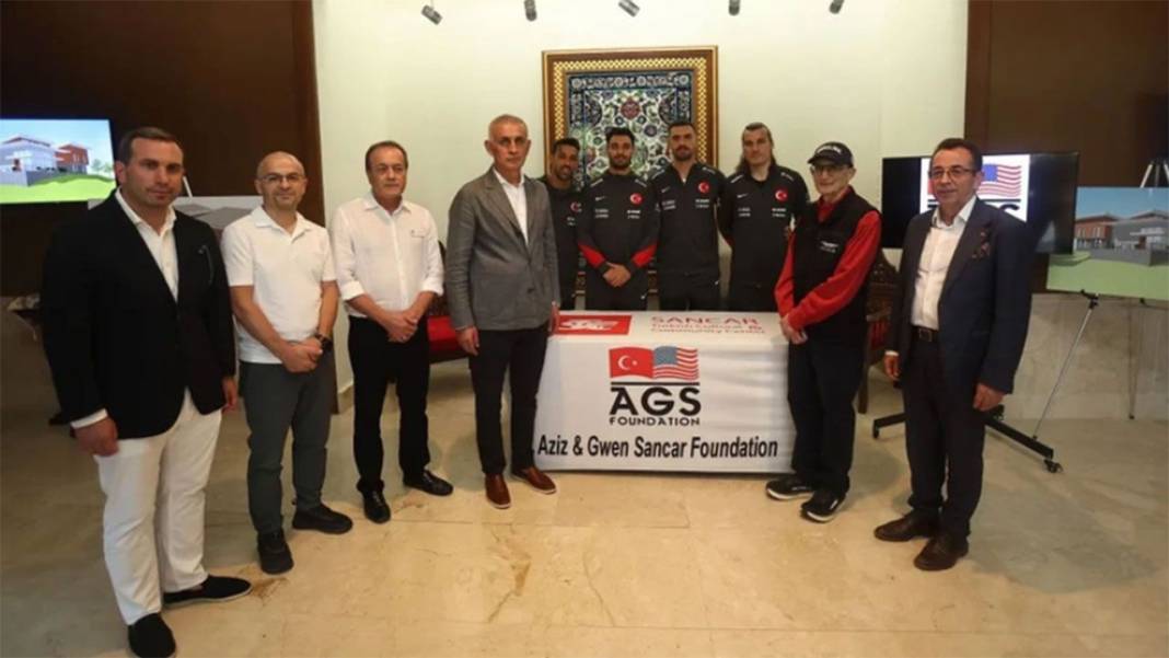 Milli futbolcular ve TFF Başkanı Hacıosmanoğlu Nobel ödüllü Aziz Sancar'ı ziyaret etti 3