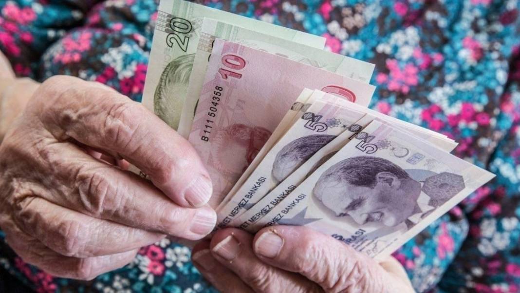 Emeklilerin ve memurların gözü o rakamlarda: İşte 3 farklı zam senaryosu 5