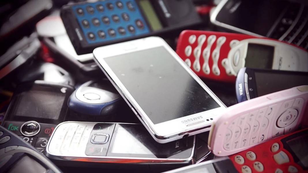 ESKİ TELEFONLARINIZI SAKIN ATMAYIN: İçerisinde altın olabilir! 4
