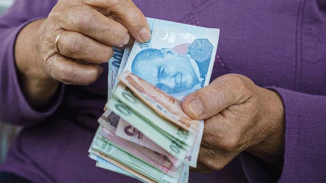 Emeklilerin ve memurların gözü o rakamlarda: İşte 3 farklı zam senaryosu 3