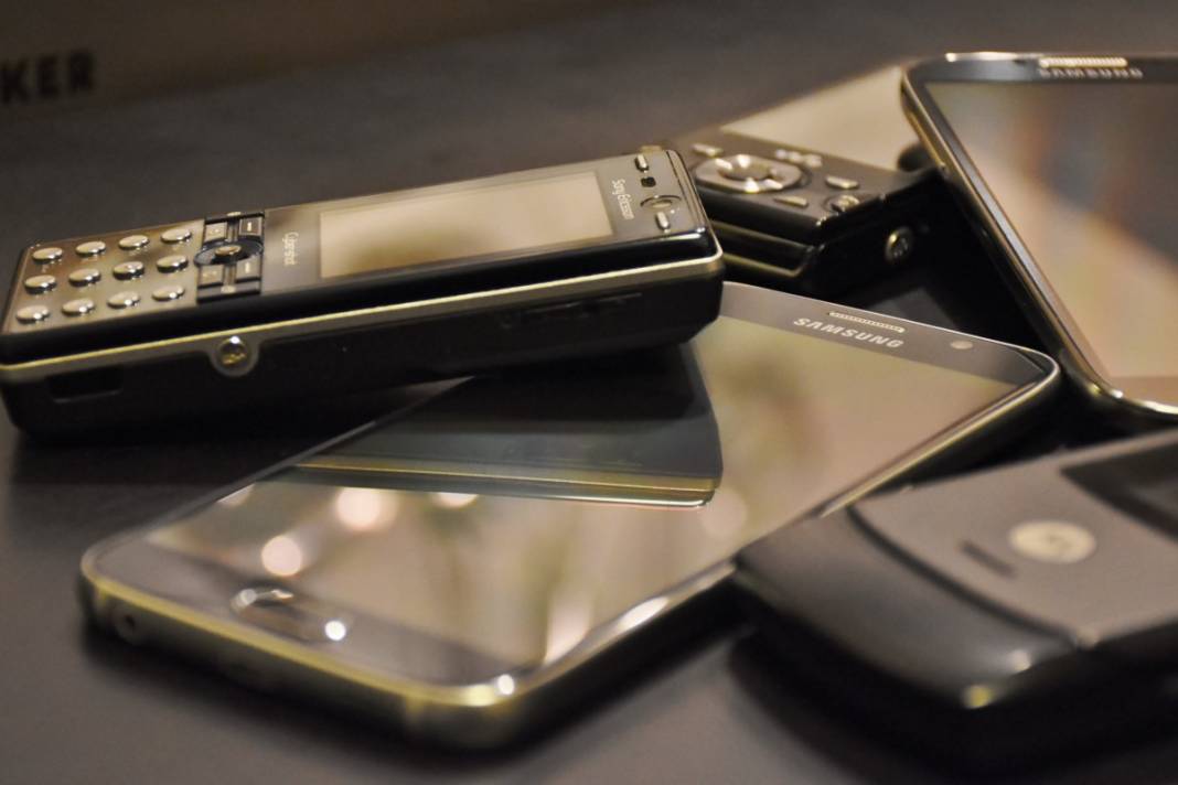 ESKİ TELEFONLARINIZI SAKIN ATMAYIN: İçerisinde altın olabilir! 1