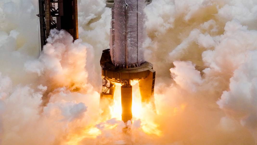 Elon Musk’ı üzen haber: Starship roketi deneme uçuşu öncesinde patladı 2