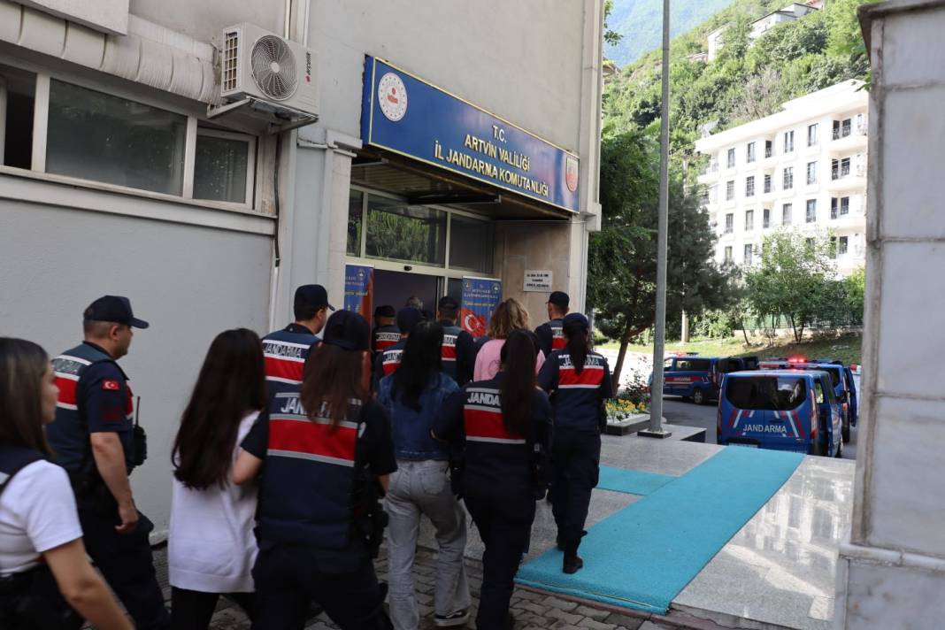 FETÖ'nün yurt dışındaki finansal ağına darbe: 5 şüpheli tutuklandı, firari 10 kişi hakkında yakalama kararı 2