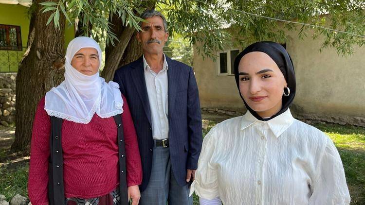 Babası YKS sonrası çiçeklerle karşılamıştı! Çimen, Türkiye 10 binincisi oldu! 3