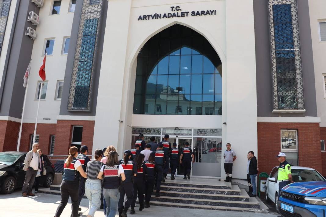 FETÖ'nün yurt dışındaki finansal ağına darbe: 5 şüpheli tutuklandı, firari 10 kişi hakkında yakalama kararı 16