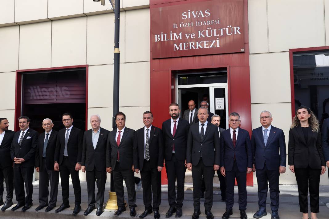 Madımak olaylarında hayatını kaybedenler anıldı! 4