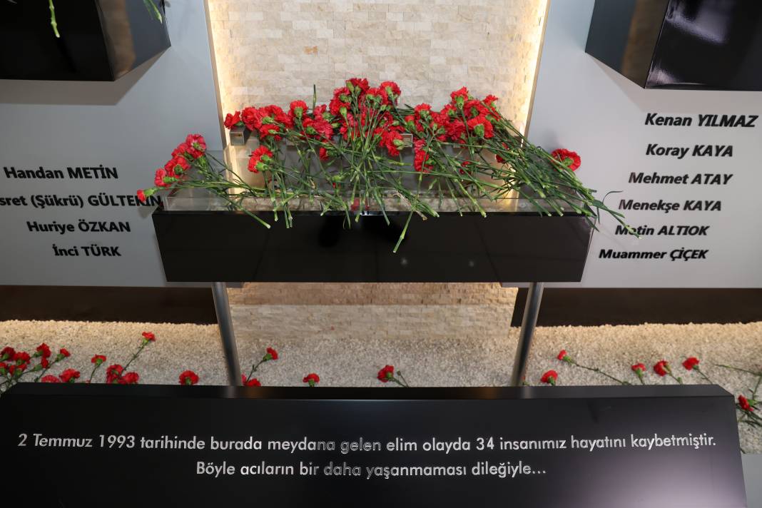 Madımak olaylarında hayatını kaybedenler anıldı! 1