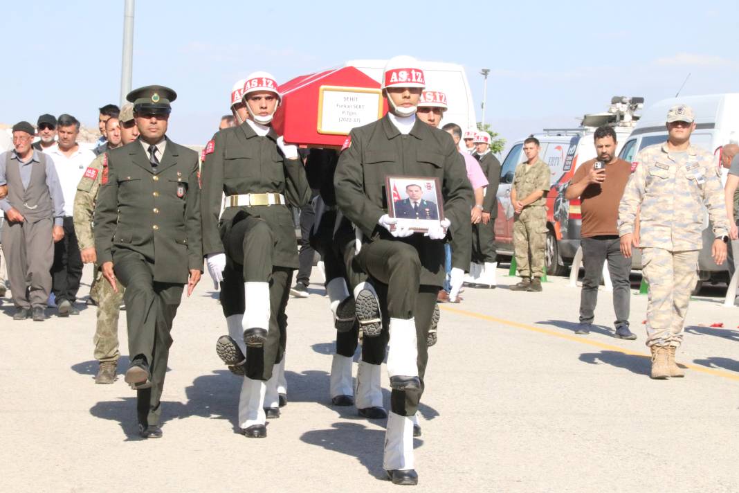 Türkiye şehitlerini son yolculuğuna uğurluyor! 7
