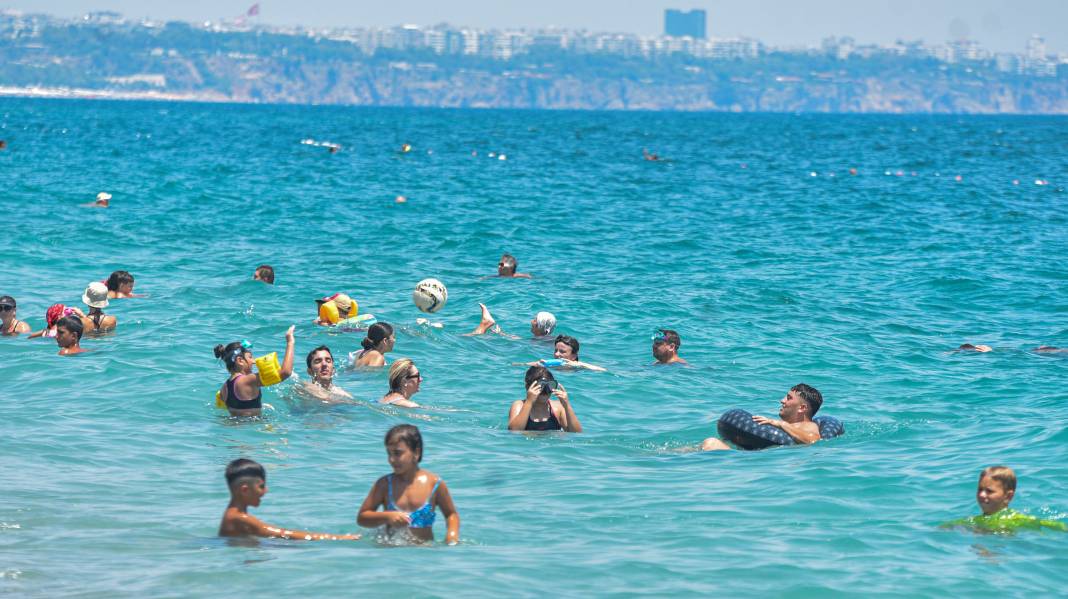 Yazı kışa çevirdiler! Antalya'da sıcaktan bunalanlar bakın soluğu nerede aldı... 1