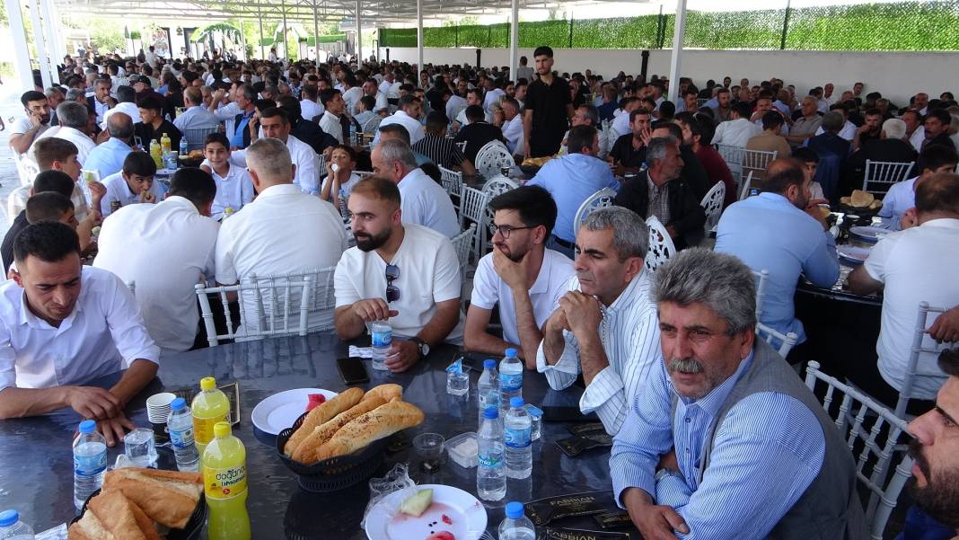 5 saat süren takı töreni! Takılanlar dudak uçuklattı 4